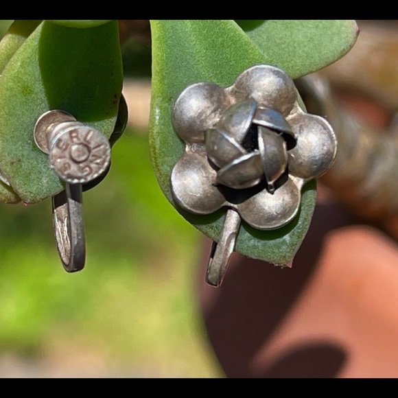 Vintage Sterling Silver Floral Earrings. - Picture 6 of 7